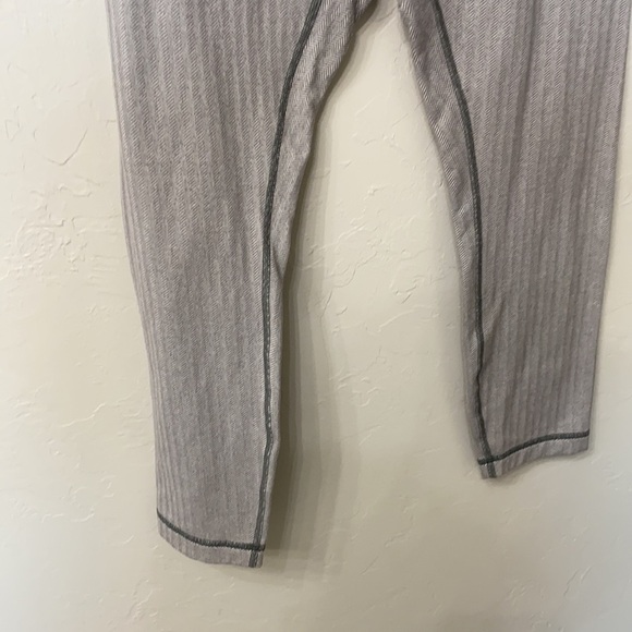 Lululemon grey pattern crop pants size 8 - Picture 3 of 12